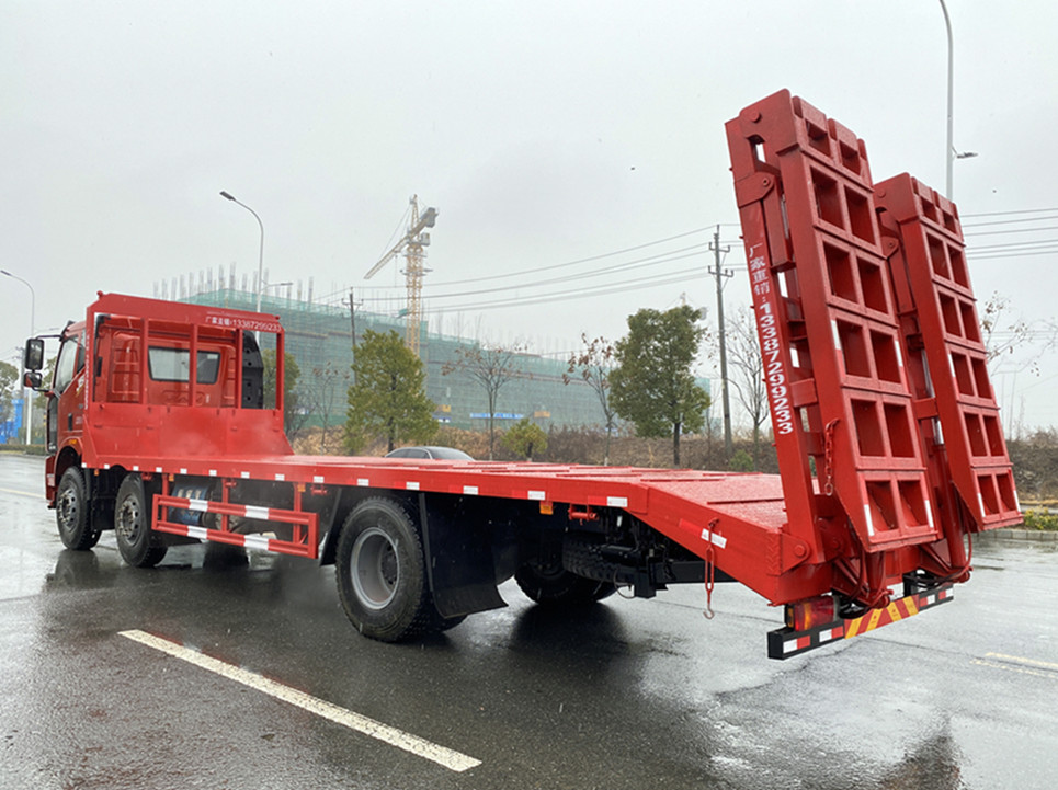 解放J6前小三軸平板運輸車